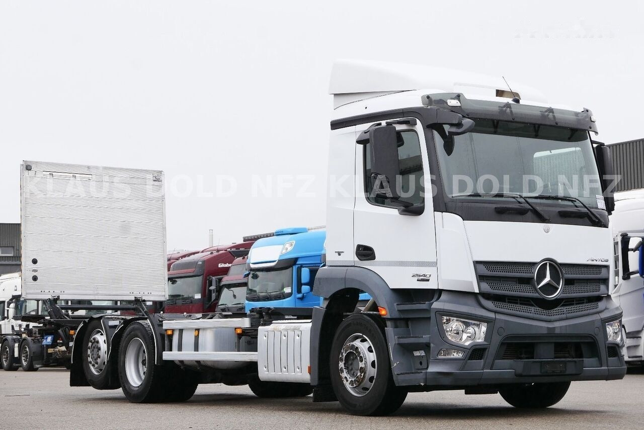 Грузовик-контейнеровоз/ Сменный кузов Mercedes-Benz Actros 2540 6x2 BDF Container truck + tail lift: фото 2