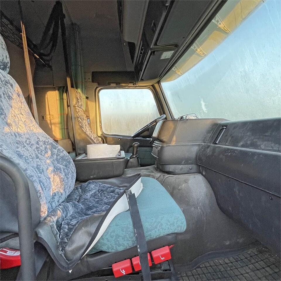 Грузовик с закрытым кузовом Volvo FM12: фото 33