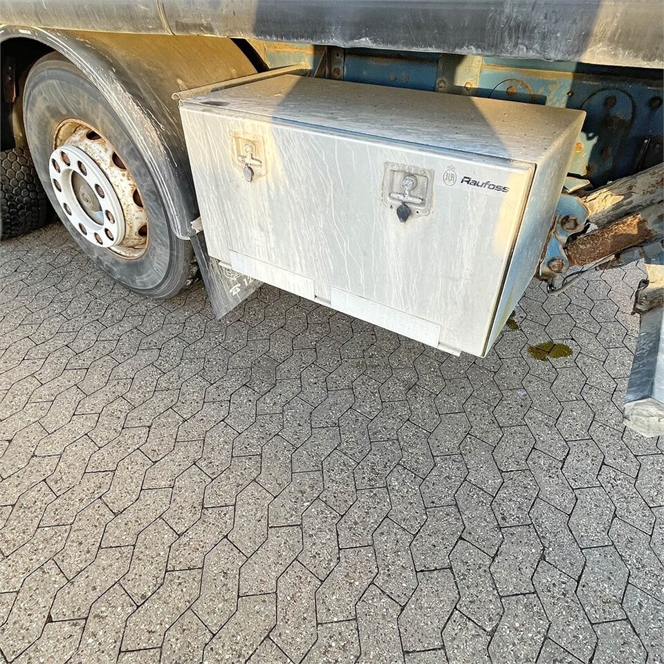 Грузовик с закрытым кузовом Volvo FM12: фото 49