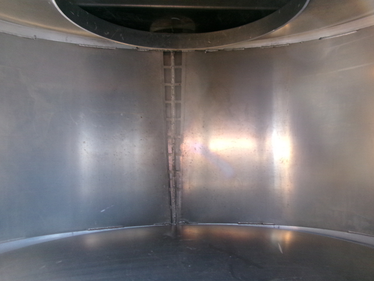 Полуприцеп-цистерна для транспортировки топлива Lakeland Fuel tank alu 42.8 m3 / 6 comp + pump: фото 21