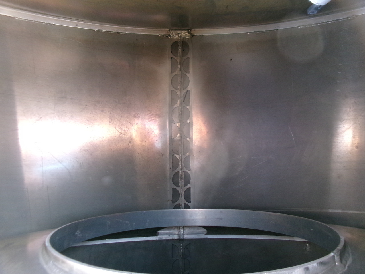 Полуприцеп-цистерна для транспортировки топлива Lakeland Fuel tank alu 42.8 m3 / 6 comp + pump: фото 25