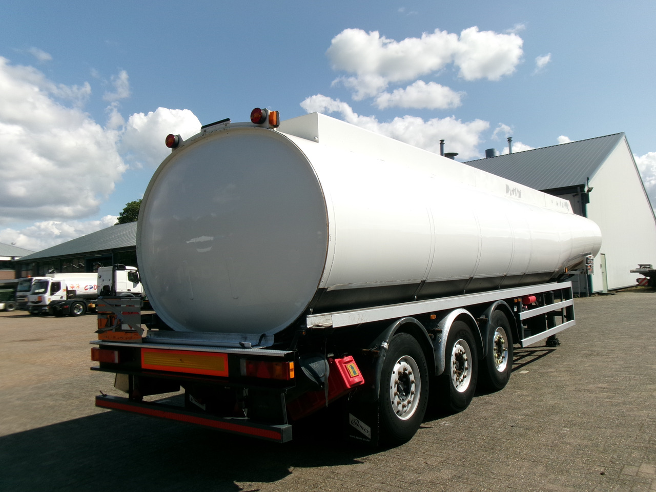 Полуприцеп-цистерна для транспортировки топлива Lakeland Fuel tank alu 42.8 m3 / 6 comp + pump: фото 3
