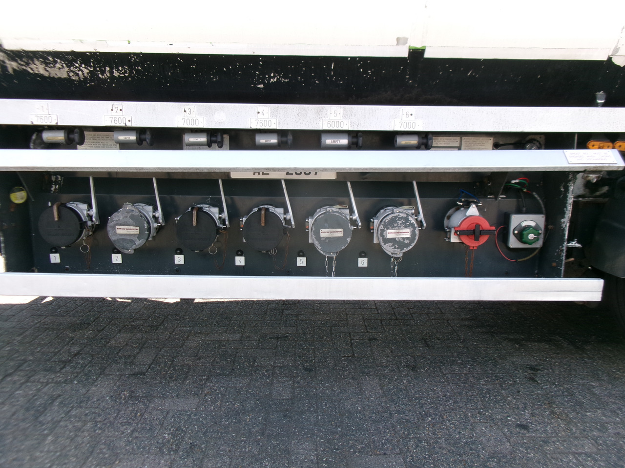 Полуприцеп-цистерна для транспортировки топлива Lakeland Fuel tank alu 42.8 m3 / 6 comp + pump: фото 6