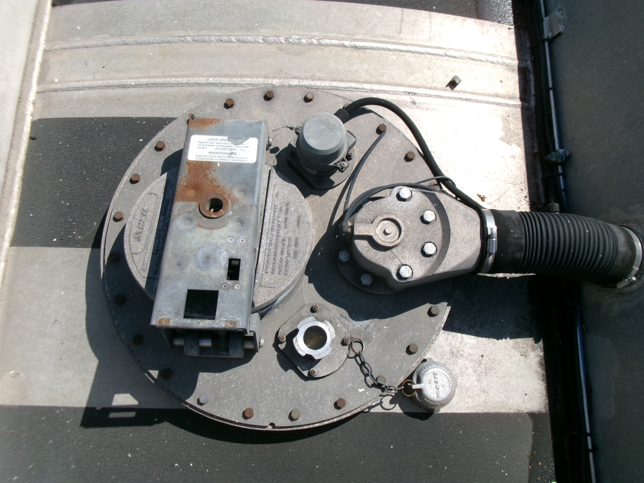 Полуприцеп-цистерна для транспортировки топлива Lakeland Fuel tank alu 42.8 m3 / 6 comp + pump: фото 18
