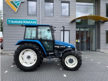 Колёсный трактор New Holland 5635