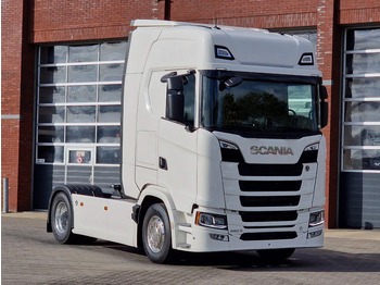 Тягач SCANIA