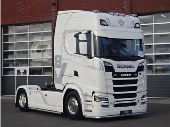 Тягач SCANIA