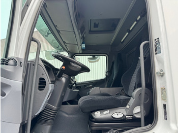 Фото интерьера 1: Грузовик с закрытым кузовом Mercedes-Benz Axor 1833 L 4x2 Axor 1833 L 4x2, Getränkekoffer Фото интерьера 1: Грузовик с закрытым кузовом Mercedes-Benz Axor 1833 L 4x2 Axor 1833 L 4x2, Getränkekoffer