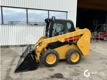 Мини-погрузчик с бортовым поворотом CATERPILLAR