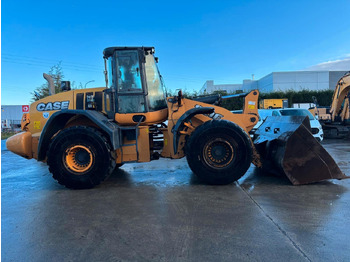 Колёсный погрузчик CASE