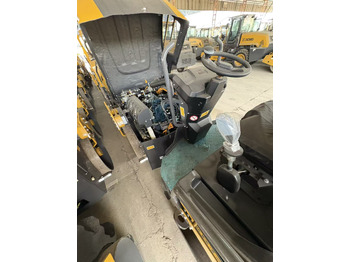 Каток тротуарный XCMG XD140VT 4ton small Light Diesel Vibratory Road Roller: фото 4