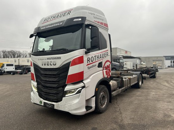 Грузовик-контейнеровоз/ Сменный кузов IVECO S-WAY