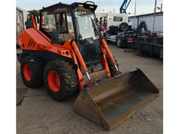 Мини-погрузчик с бортовым поворотом