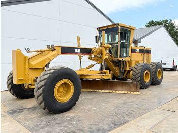 Грейдер CATERPILLAR