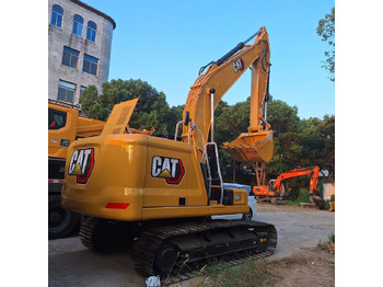 Гусеничный экскаватор