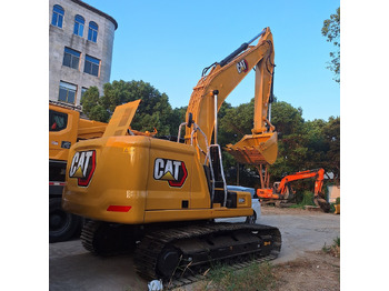 Гусеничный экскаватор