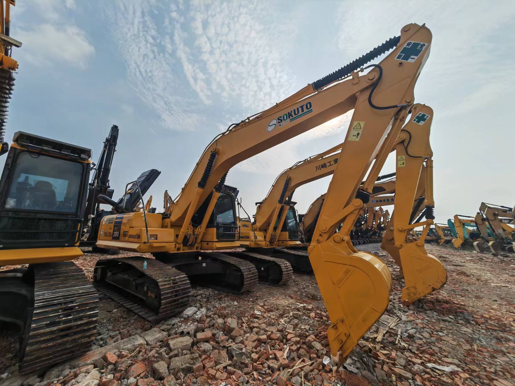 Гусеничный экскаватор KOMATSU PC200