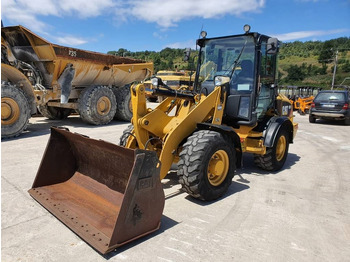 Колёсный погрузчик CATERPILLAR