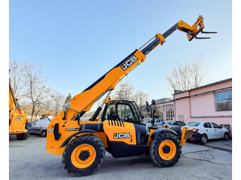 Колёсный погрузчик JCB