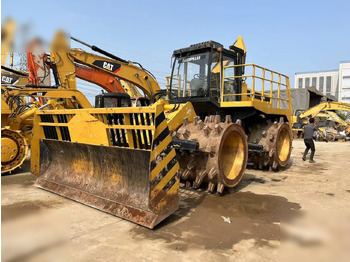 Компактор CATERPILLAR