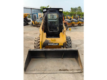 Мини-погрузчик с бортовым поворотом CATERPILLAR