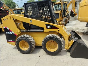 Мини-погрузчик с бортовым поворотом CATERPILLAR 226B