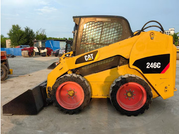 Мини-погрузчик с бортовым поворотом CATERPILLAR