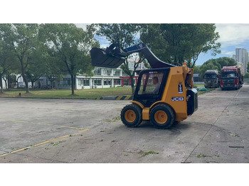 Мини-погрузчик с бортовым поворотом JCB ROBOT 185