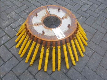 Подметально-уборочная машина