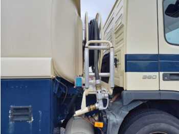 Грузовик-цистерна Volvo FM: фото 3