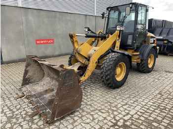 Компактный фронтальный погрузчик CATERPILLAR