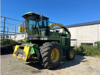 Кормоуборочный комбайн JOHN DEERE 6010 Series