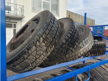 Шина Michelin 245/70 R19.5: фото 1