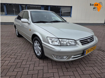 Седан TOYOTA