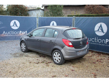 Седан Opel Corsa: фото 3