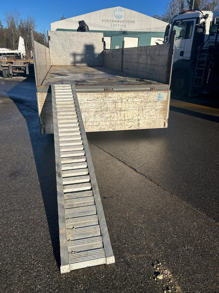 Schwarzmüller Pritsche mit Rampen T Serie T 202 - Прицеп бортовой/ Платформа: фото 1 Schwarzmüller Pritsche mit Rampen T Serie T 202 - Прицеп бортовой/ Платформа: фото 1