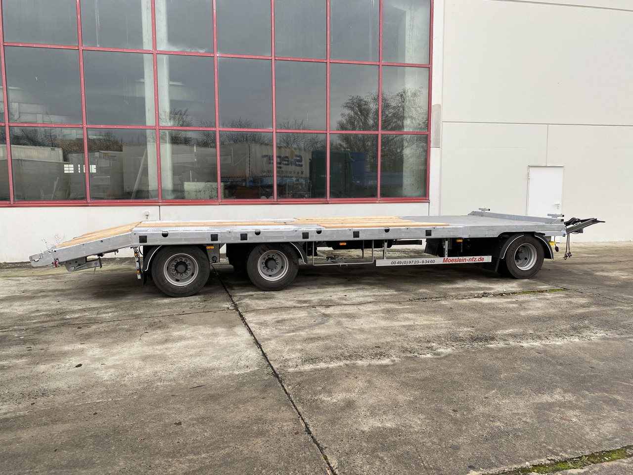 Möslein T 3-P9,2 OR 3 Achs Tieflader gerader Ladefläche 9 m, Neufahrzeug - Низкорамный прицеп: фото 3 Möslein T 3-P9,2 OR 3 Achs Tieflader gerader Ladefläche 9 m, Neufahrzeug - Низкорамный прицеп: фото 3