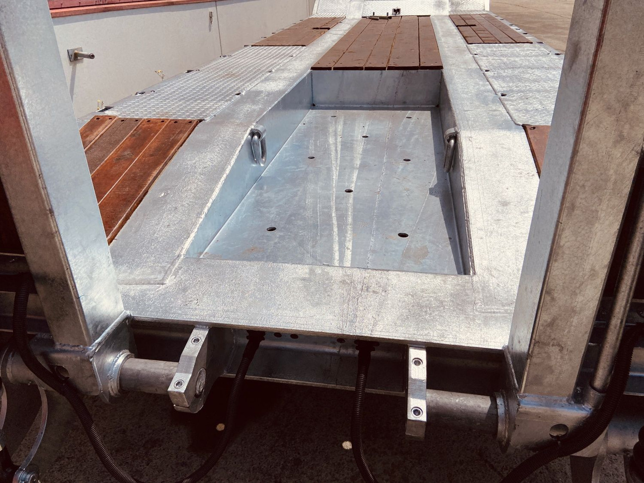 Новый Низкорамный прицеп для транспортировки тяжёлой техники Möslein T 4 VB F 4 Achs Tieflader- Anhänger, Neufahrzeug: фото 8 Новый Низкорамный прицеп для транспортировки тяжёлой техники Möslein T 4 VB F 4 Achs Tieflader- Anhänger, Neufahrzeug: фото 8