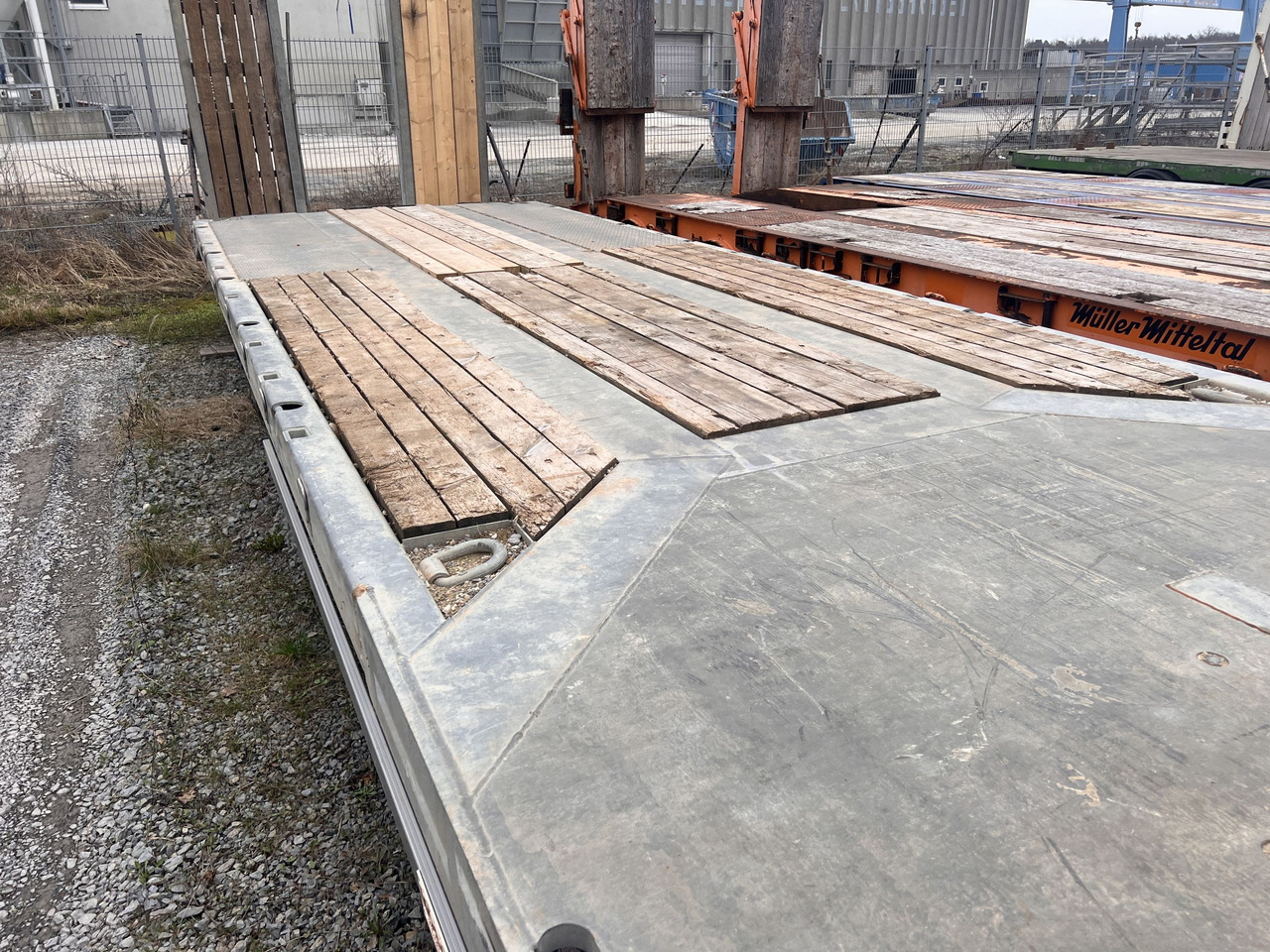 Möslein TO 3 F Schwebheim 3 Achs Tiefladeranhänger 9 m Ladefläche - Низкорамный прицеп: фото 2 Möslein TO 3 F Schwebheim 3 Achs Tiefladeranhänger 9 m Ladefläche - Низкорамный прицеп: фото 2