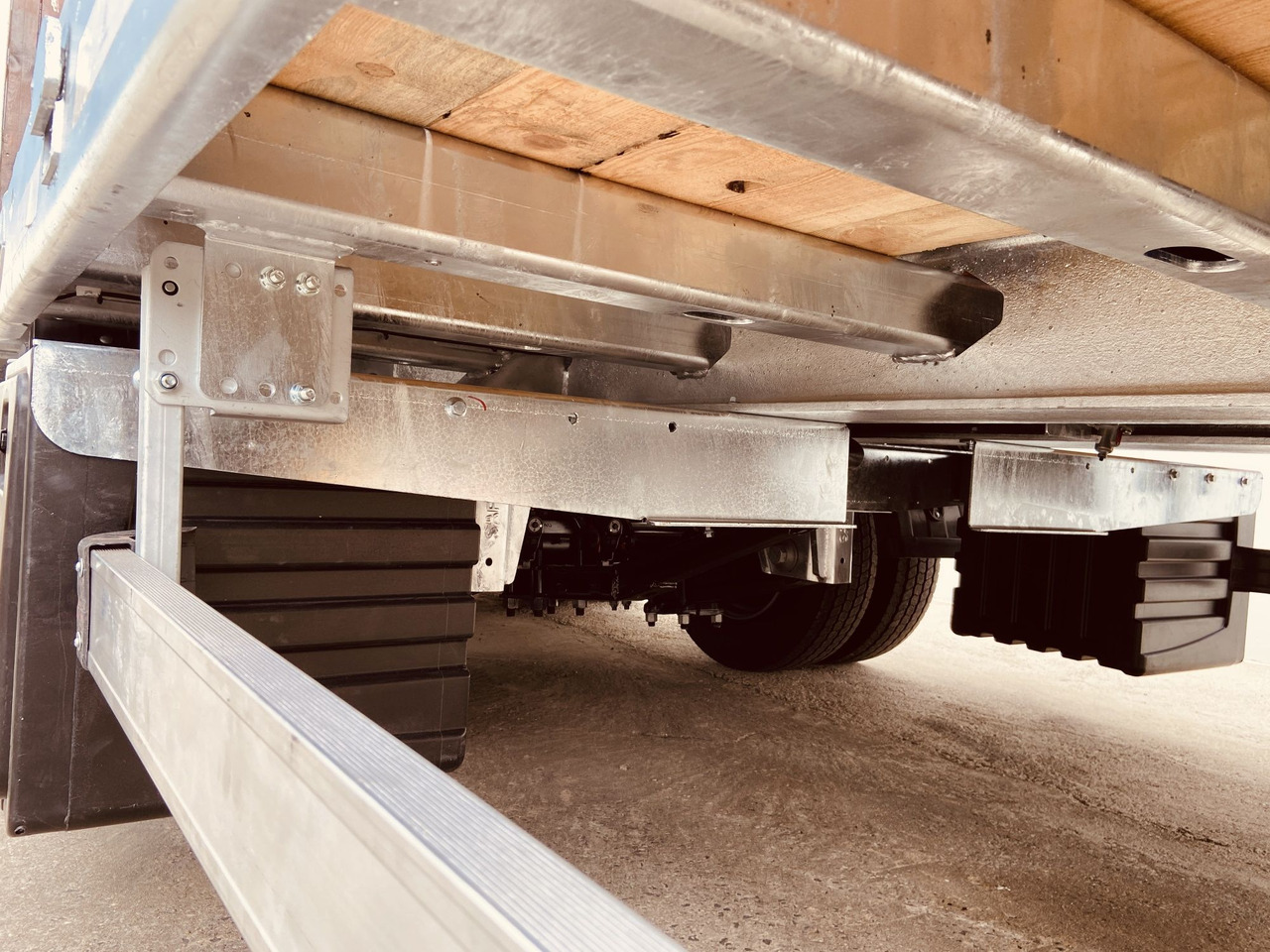 Новый Низкорамный прицеп для транспортировки тяжёлой техники Möslein TT 31  31 t GG Tridem- Tieflader 3 Achs, gelenktNeufahrzeug: фото 11