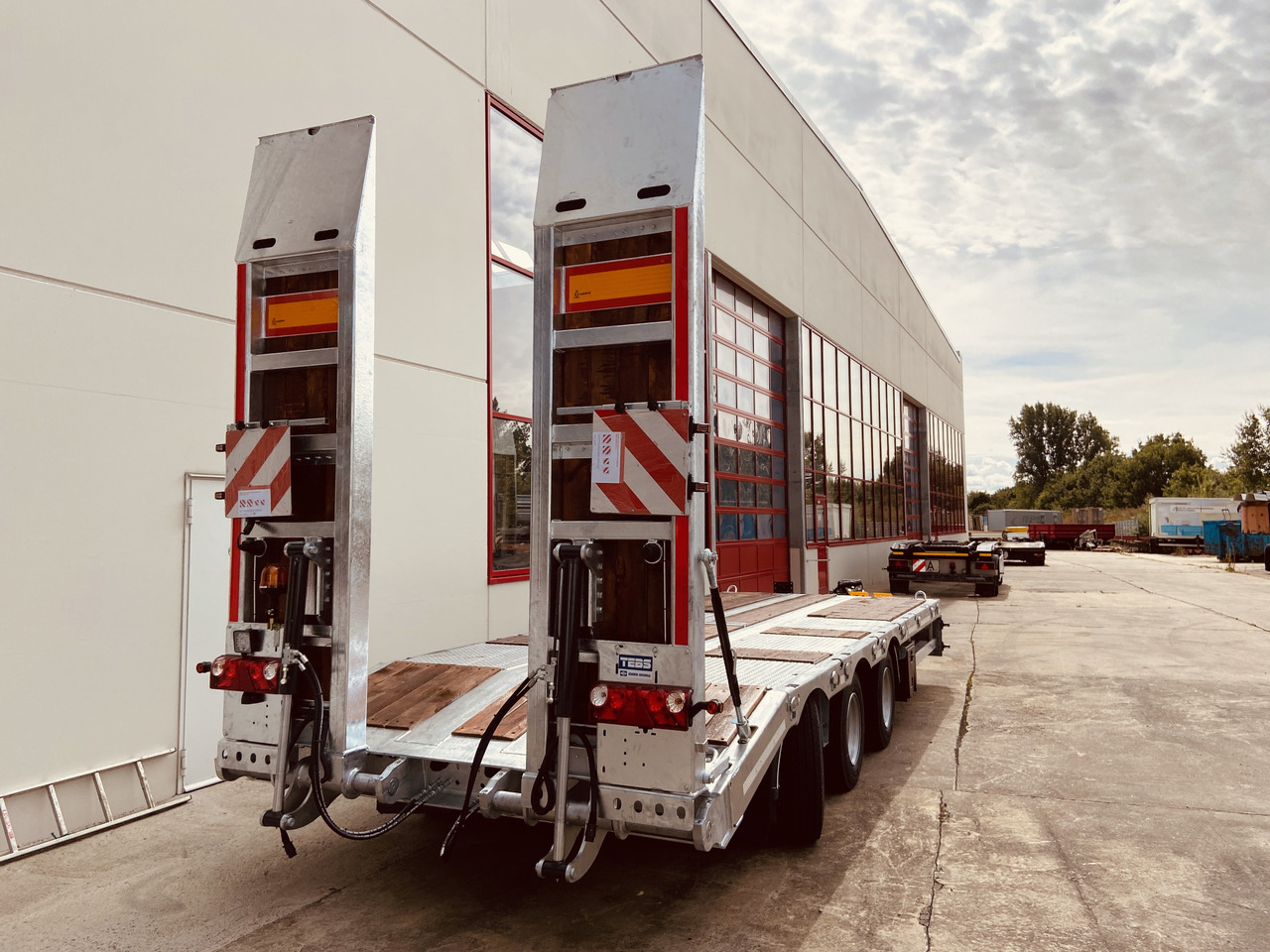 Новый Низкорамный прицеп для транспортировки тяжёлой техники Möslein TT 31  31 t GG Tridem- Tieflader 3 Achs, gelenktNeufahrzeug: фото 9