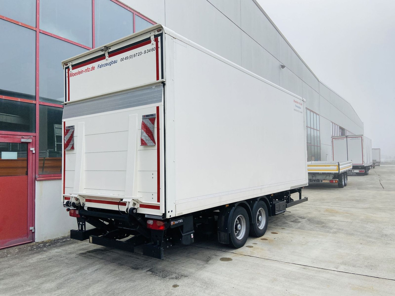 Möslein Tandem Koffer, Ladebordwand 1,5 t + Durchladbar - Прицеп-фургон: фото 2 Möslein Tandem Koffer, Ladebordwand 1,5 t + Durchladbar - Прицеп-фургон: фото 2