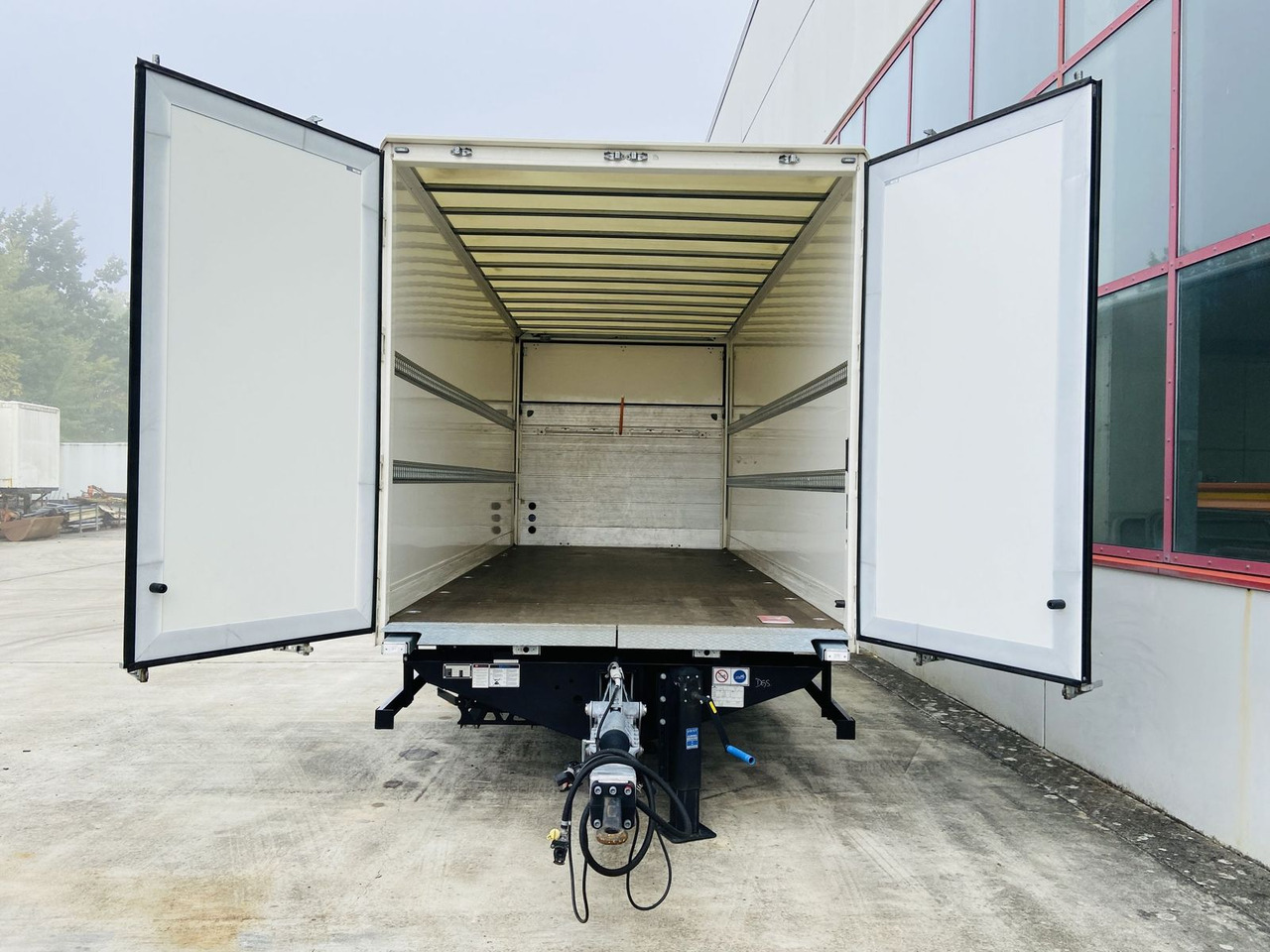 Möslein Tandem Koffer, Ladebordwand 1,5 t + Durchladbar - Прицеп-фургон: фото 5 Möslein Tandem Koffer, Ladebordwand 1,5 t + Durchladbar - Прицеп-фургон: фото 5