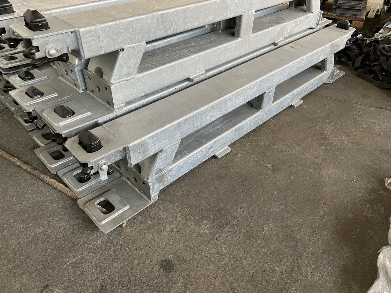 Müller Mitteltal Ausgleichsbock für Satteltieflader incl. Conatinerverschlüssen - Низкорамный полуприцеп: фото 4 Müller Mitteltal Ausgleichsbock für Satteltieflader incl. Conatinerverschlüssen - Низкорамный полуприцеп: фото 4