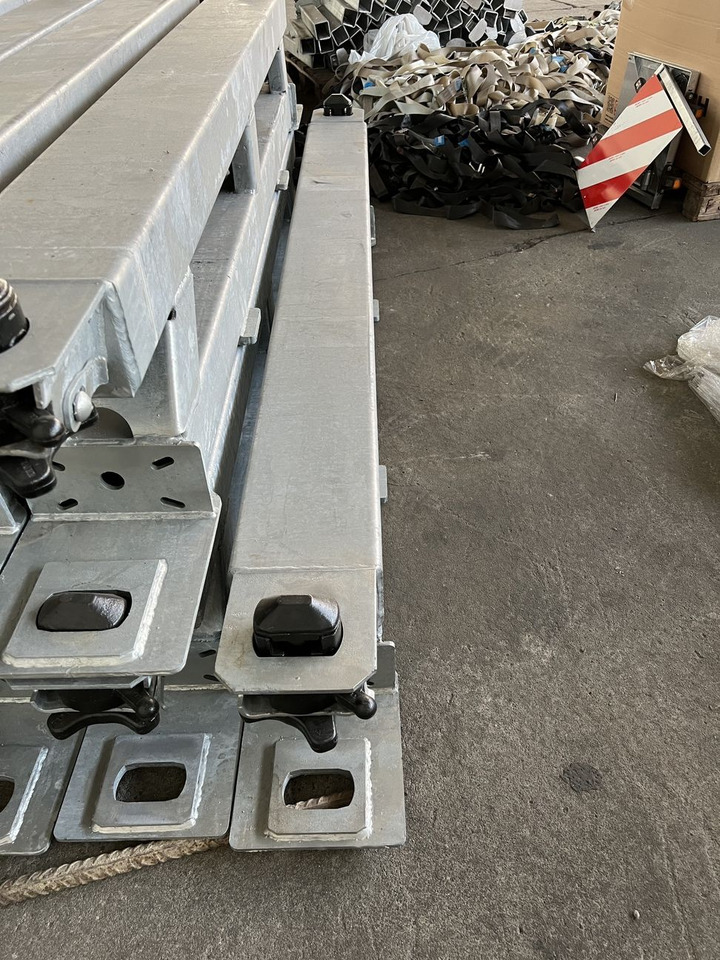 Müller Mitteltal Ausgleichsbock für Satteltieflader incl. Conatinerverschlüssen - Низкорамный полуприцеп: фото 3 Müller Mitteltal Ausgleichsbock für Satteltieflader incl. Conatinerverschlüssen - Низкорамный полуприцеп: фото 3