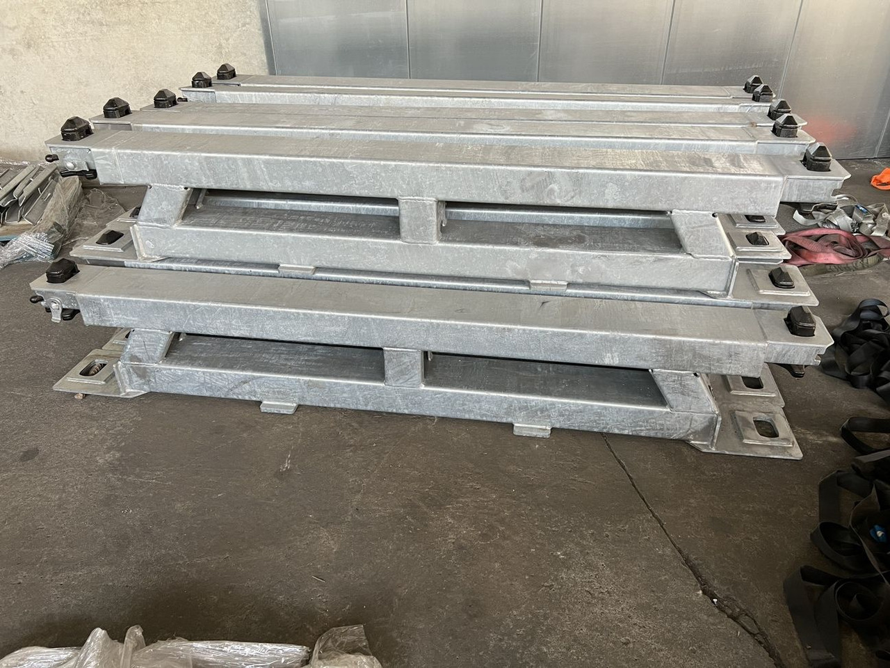 Müller Mitteltal Ausgleichsbock für Satteltieflader incl. Conatinerverschlüssen - Низкорамный полуприцеп: фото 2 Müller Mitteltal Ausgleichsbock für Satteltieflader incl. Conatinerverschlüssen - Низкорамный полуприцеп: фото 2