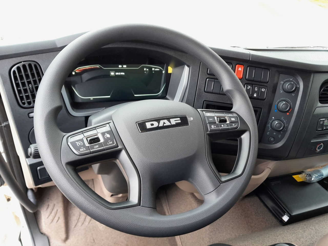 Грузовик с закрытым кузовом DAF FA XB 230 12t: фото 16 Грузовик с закрытым кузовом DAF FA XB 230 12t: фото 16