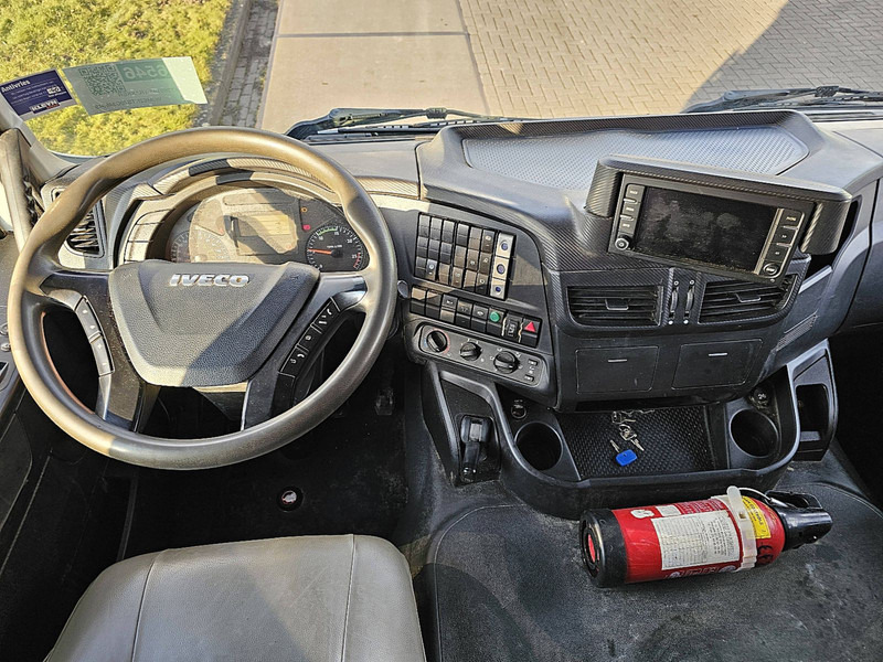 Фото интерьера 1: Самосвал, Автоманипулятор Iveco AT260T45 TRAKKER HIAB XS144