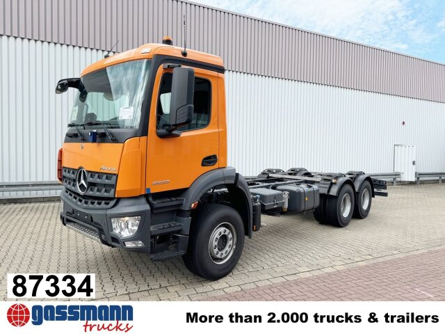 Mercedes-Benz Arocs 2633 6x4, 2x Nebenantrieb - Грузовик-шасси: фото 1 Mercedes-Benz Arocs 2633 6x4, 2x Nebenantrieb - Грузовик-шасси: фото 1
