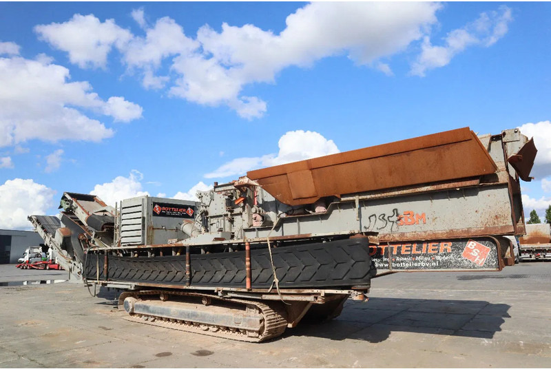 SBM REMAX 1218 E/D | REMOTE | CRUSHER | INCL. PARTS CONTAINER - Мобильная дробилка: фото 1 SBM REMAX 1218 E/D | REMOTE | CRUSHER | INCL. PARTS CONTAINER - Мобильная дробилка: фото 1